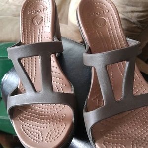 EUC. CROCS HEELS BROWN W/BRONZE INSOLE